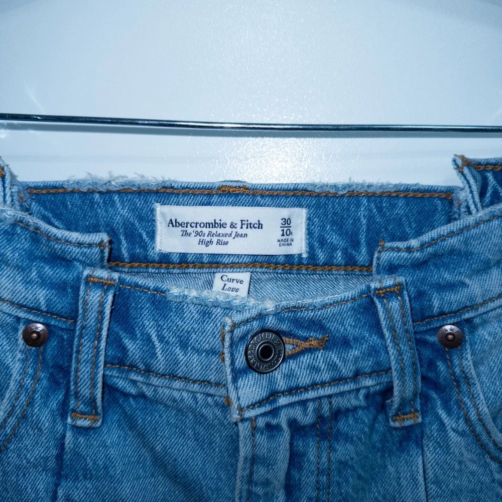 Abercrombie & Fitch Curve Blue Medium Wash High Rise 90's Relaxed Jeans 30 / 10R